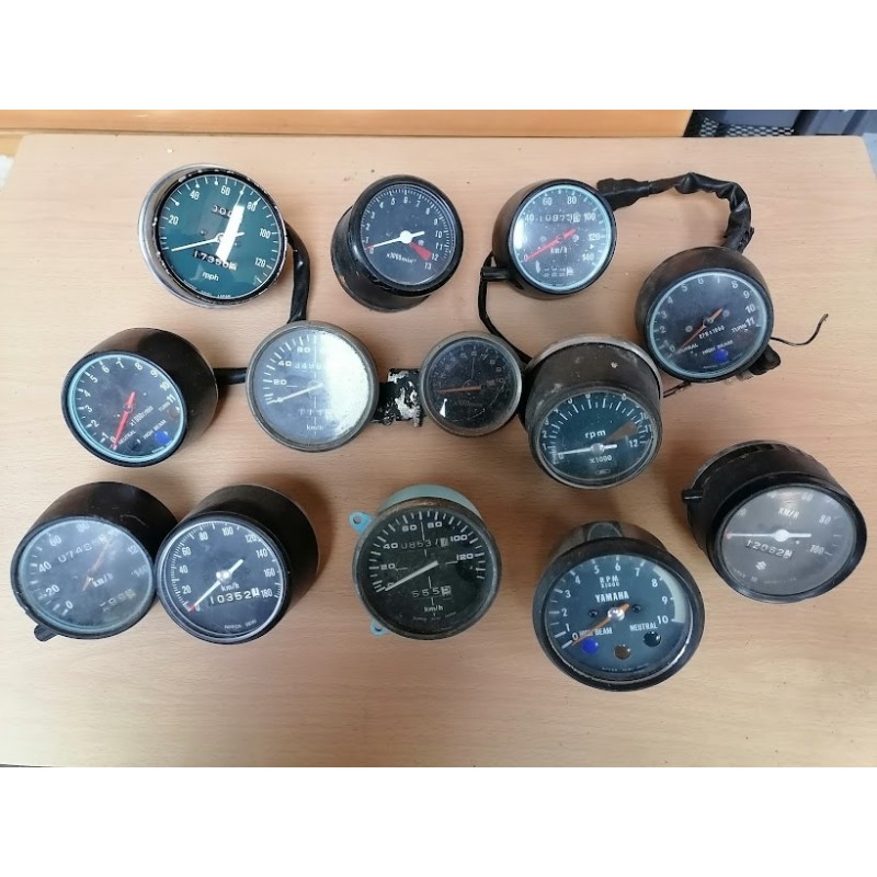 LOT DE 13 COMPTEURS ET COMPTE TOURS TOUTES MARQUES