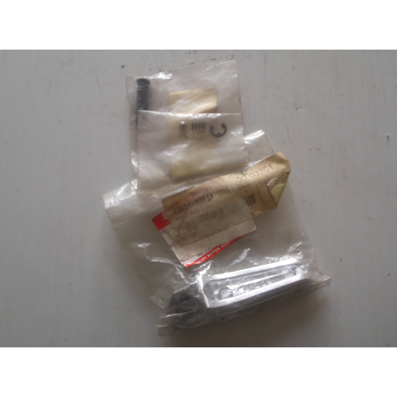 REPOSE PIED ARRIERE COMPLET D ORIGINE REFERENCE SUZUKI 43621-33E11-00