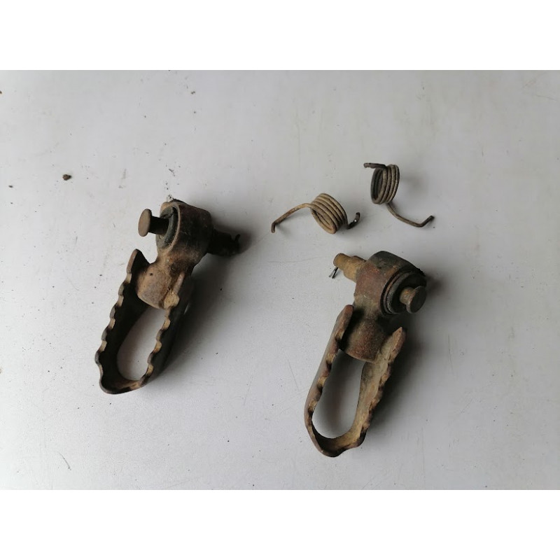 LOT DE  2 REPOSE PIEDS PILOTE COMPLETS D ORIGINE POUR HONDA 125 XLR JD 04