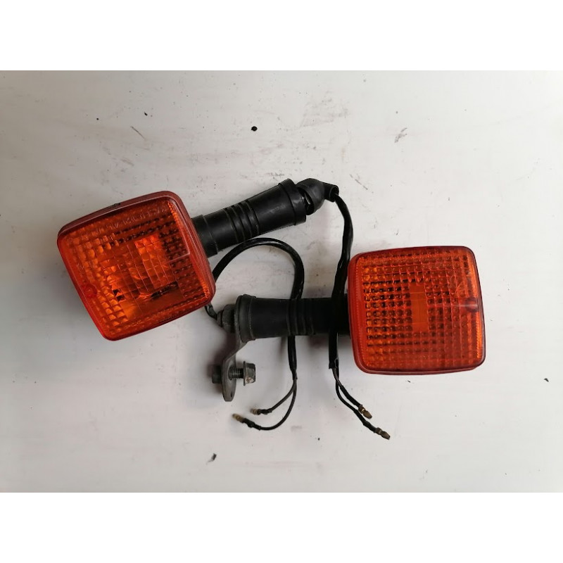 LOT 2 CLIGNOTANTS GAUCHE AVANT / ARRIERE  D ORIGINE POUR 125 SR 10 F