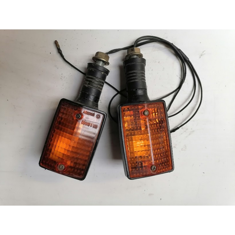 LOT 2 CLIGNOTANTS GAUCHE AVANT / ARRIERE  AUTRE MODELE POUR 125 SR 10 F