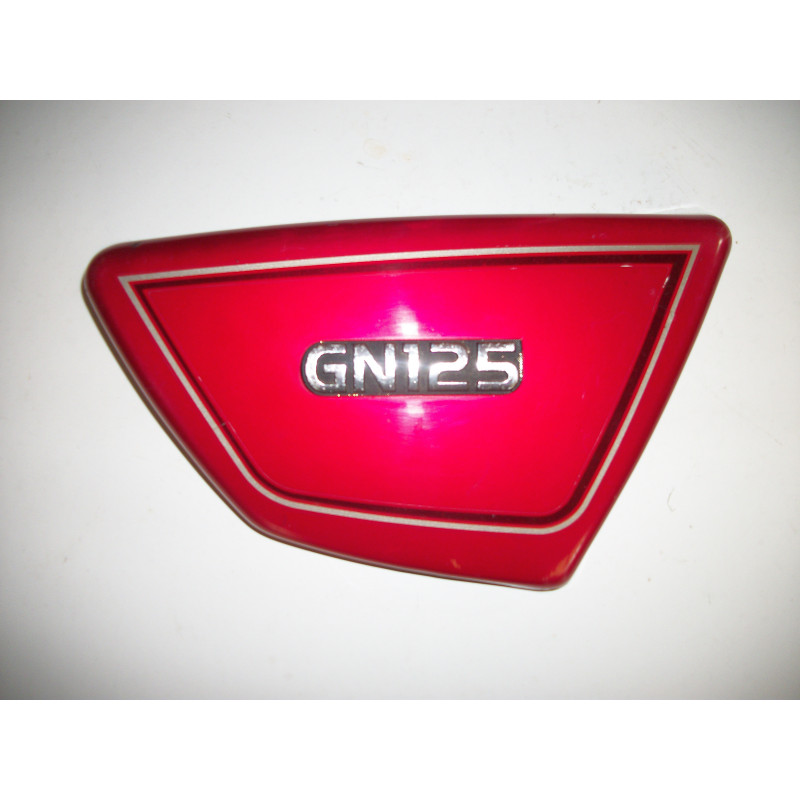 CARTER LATERALE DROIT ROUGE AVEC LOGO POUR SUZUKI 125GN