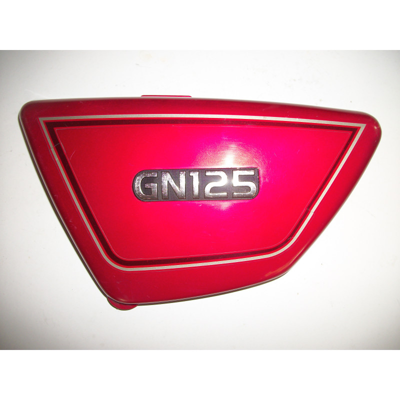 CARTER LATERAL GAUCHE ROUGE AVEC LOGO POUR SUZUKI 125 GN